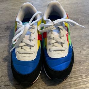 BOYS PUMA SIZE 13.5 GREAT COLOR WAVE
